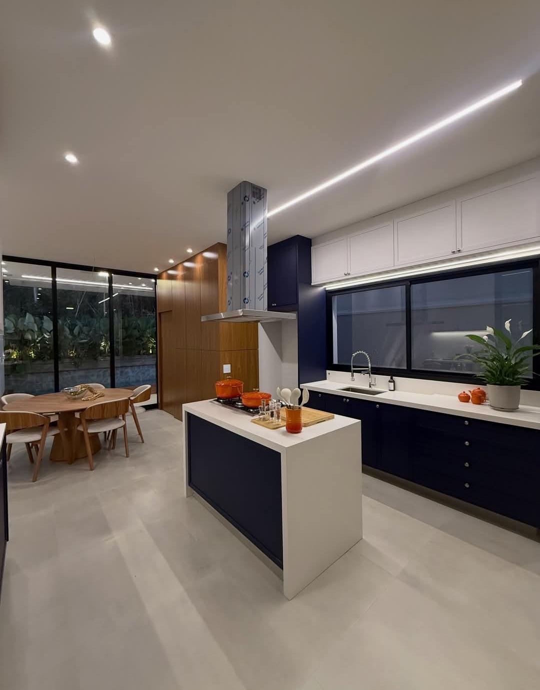 Cozinha integrada com ilha central